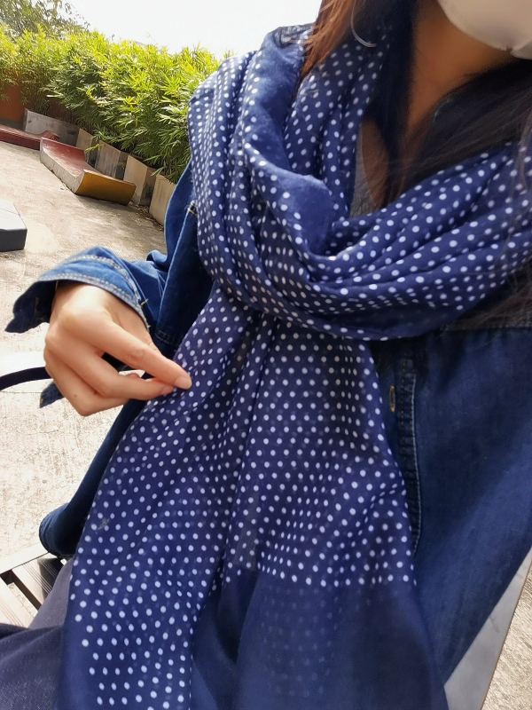 Kvadratni šal od pamuka i lana s točkastim uzorkom, vintage-literarni retro stil, proljeće 2025