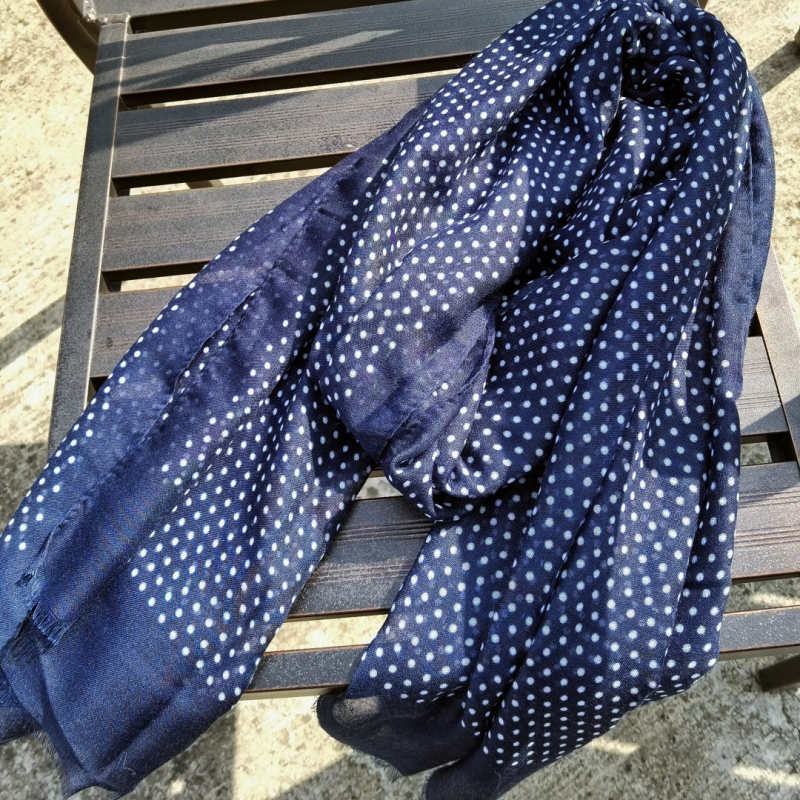 Kvadratni šal od pamuka i lana s točkastim uzorkom, vintage-literarni retro stil, proljeće 2025