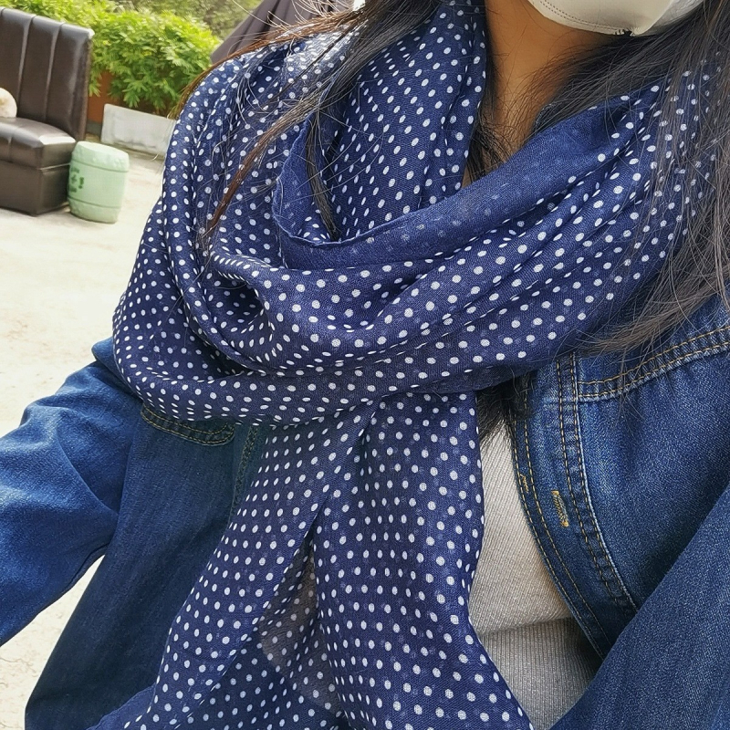 Kvadratni šal od pamuka i lana s točkastim uzorkom, vintage-literarni retro stil, proljeće 2025