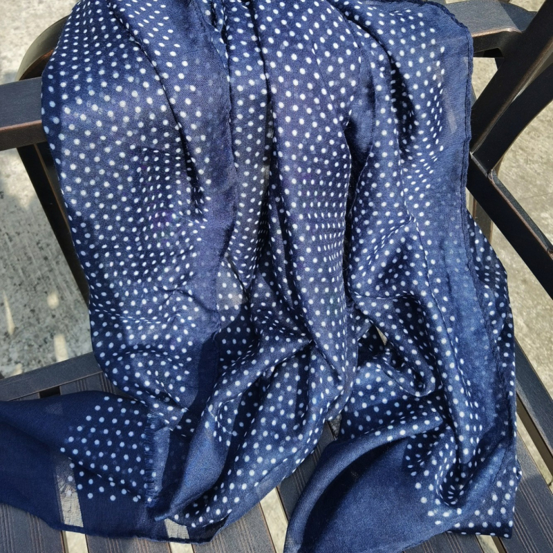 Kvadratni šal od pamuka i lana s točkastim uzorkom, vintage-literarni retro stil, proljeće 2025