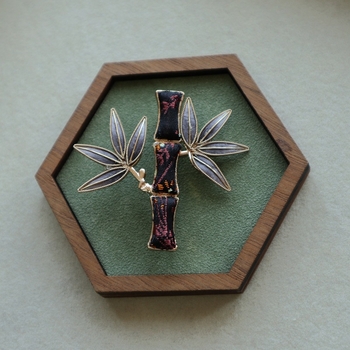 Kitűző - bársonyos virág és bambuszlevél mintázat, kézzel készített, rézötvözet, vintage-literár retro stílus, uniszex