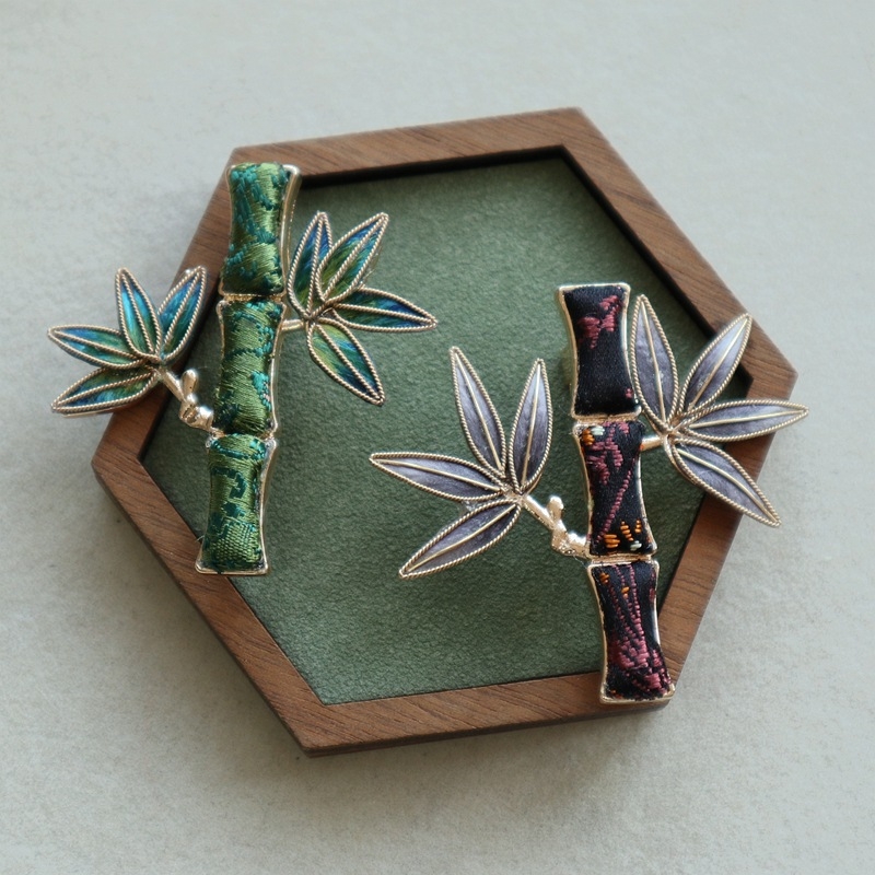 Kitűző - bársonyos virág és bambuszlevél mintázat, kézzel készített, rézötvözet, vintage-literár retro stílus, uniszex