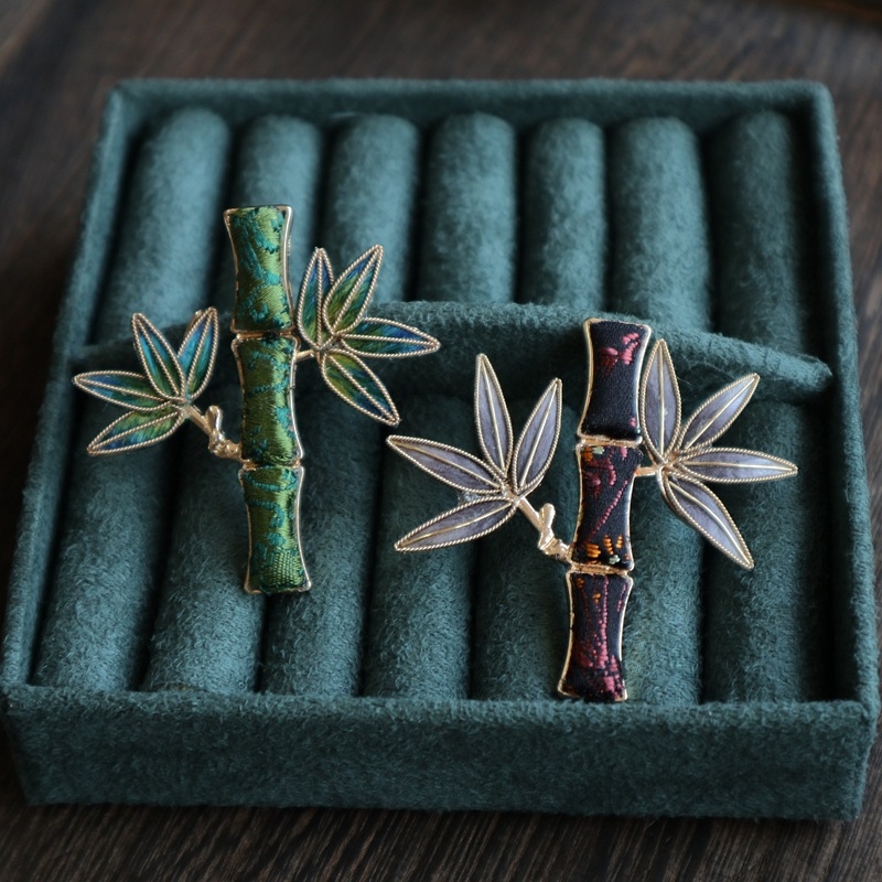 Kitűző - bársonyos virág és bambuszlevél mintázat, kézzel készített, rézötvözet, vintage-literár retro stílus, uniszex