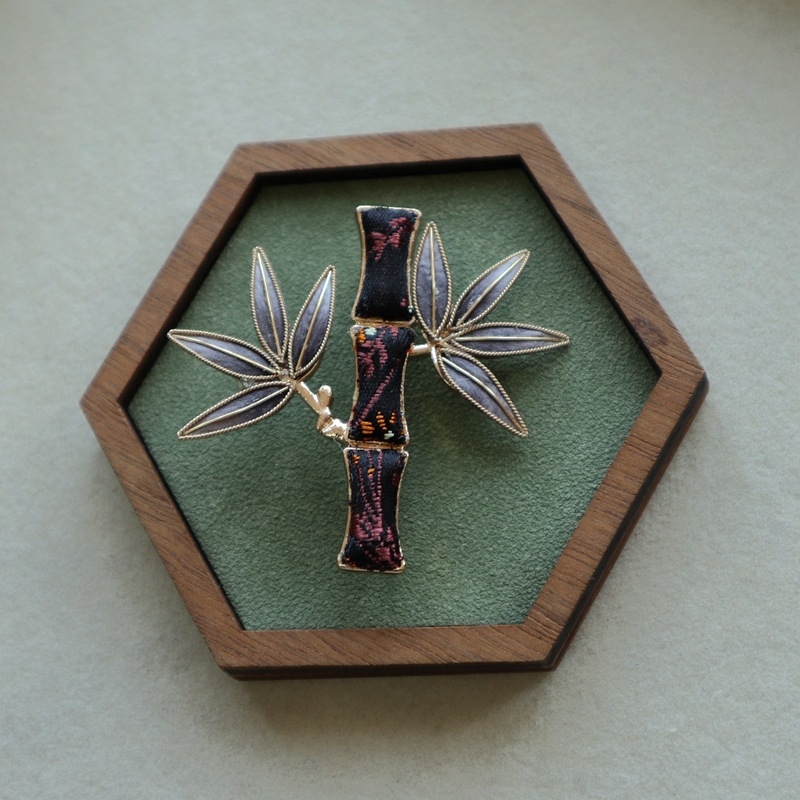 Kitűző - bársonyos virág és bambuszlevél mintázat, kézzel készített, rézötvözet, vintage-literár retro stílus, uniszex