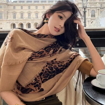 Ženski šal s leopard printom, poliester, warp-knit tkanina, zadržava toplinu i štiti od sunca, četiri sezone, srednje duljine, influencer stil