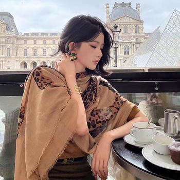 Ženski šal s leopard printom, poliester, warp-knit tkanina, zadržava toplinu i štiti od sunca, četiri sezone, srednje duljine, influencer stil
