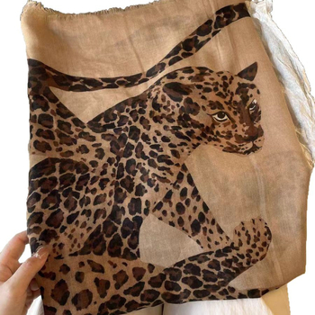 Ženski šal s leopard printom, poliester, warp-knit tkanina, zadržava toplinu i štiti od sunca, četiri sezone, srednje duljine, influencer stil