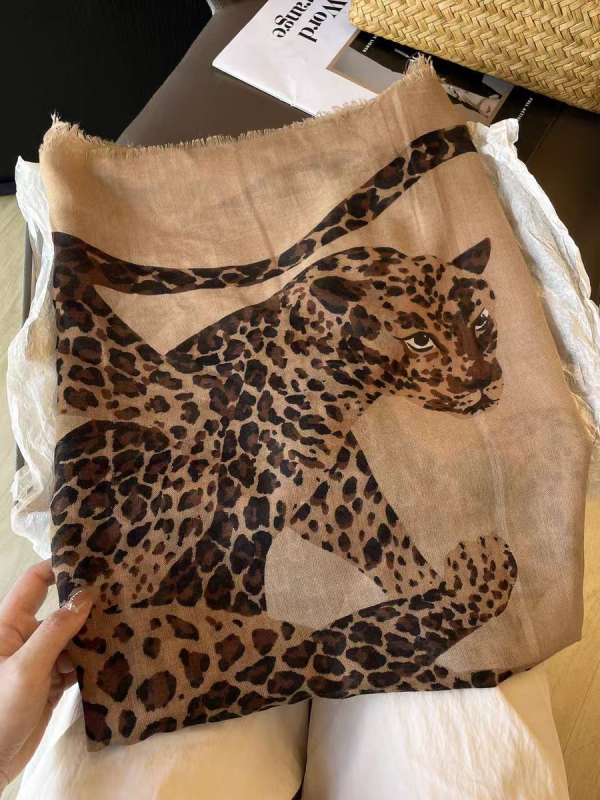 Ženski šal s leopard printom, poliester, warp-knit tkanina, zadržava toplinu i štiti od sunca, četiri sezone, srednje duljine, influencer stil
