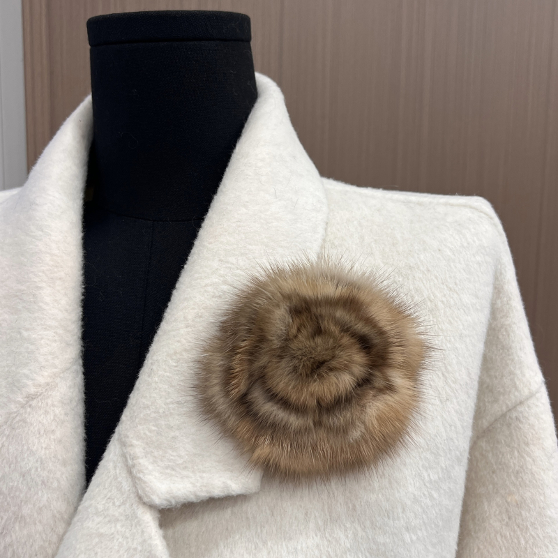 Broșă lucrată manual, floare din blană de nurcă cu frunze, pentru palton