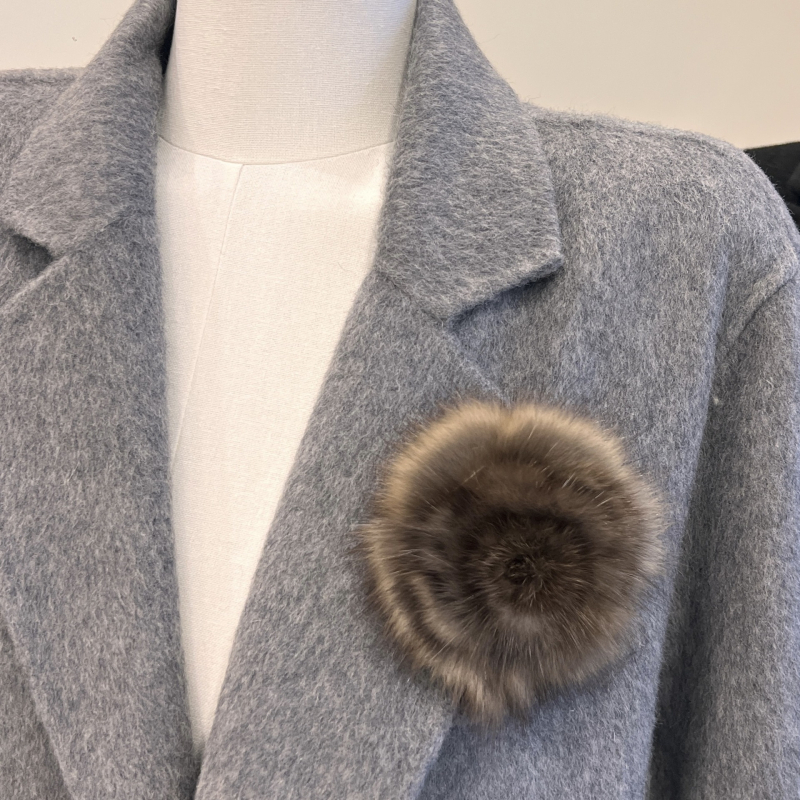 Broșă lucrată manual, floare din blană de nurcă cu frunze, pentru palton