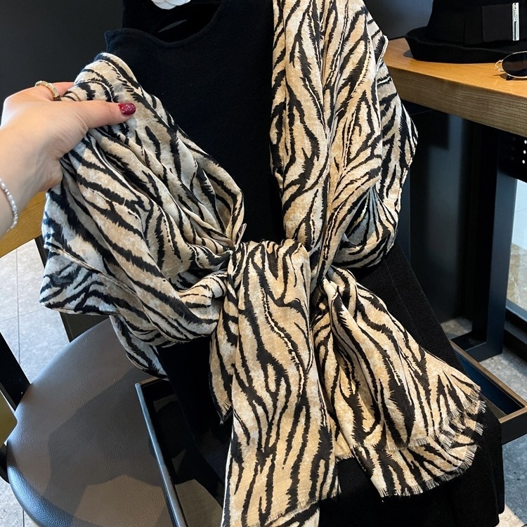 Ženski šal s leopard uzorkom, 100% poliester, warp-knit tkanje, dug dizajn, ljeto.