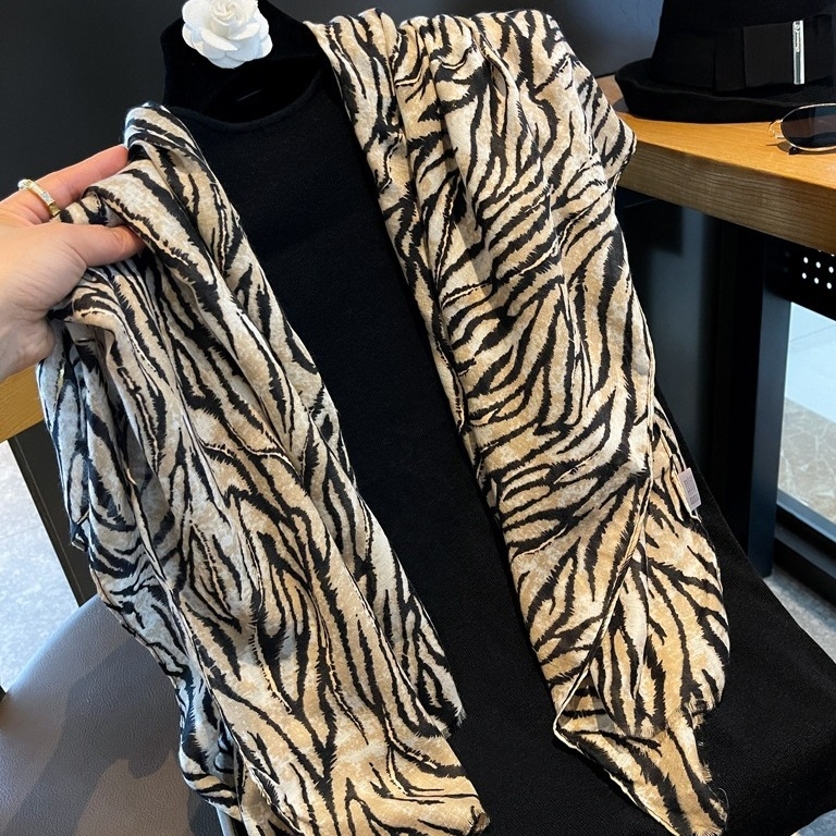 Ženski šal s leopard uzorkom, 100% poliester, warp-knit tkanje, dug dizajn, ljeto.