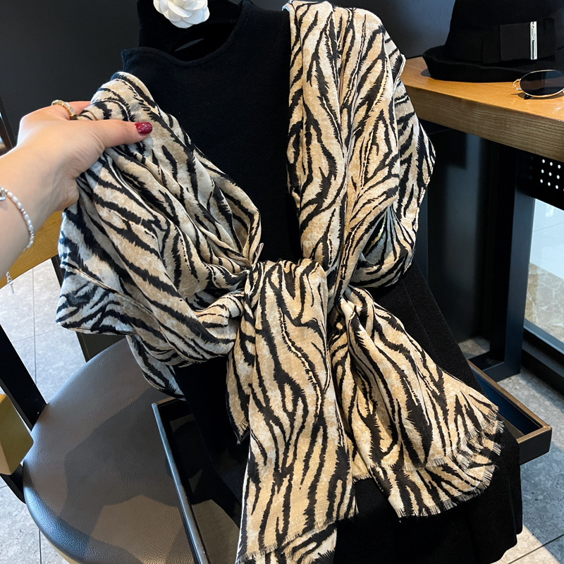 Ženski šal s leopard uzorkom, 100% poliester, warp-knit tkanje, dug dizajn, ljeto.