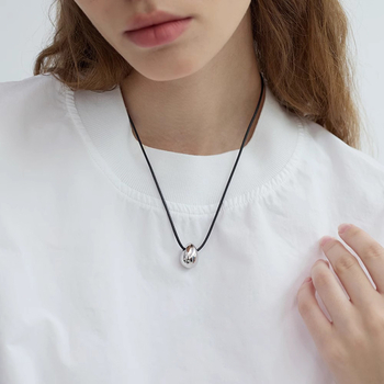 Bakreno kolije s geometrijskim dizajnom i križnim lancem, elektroplatirano, ljeto 2024, za žene