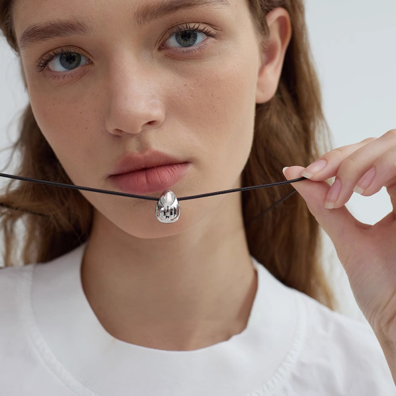 Bakreno kolije s geometrijskim dizajnom i križnim lancem, elektroplatirano, ljeto 2024, za žene