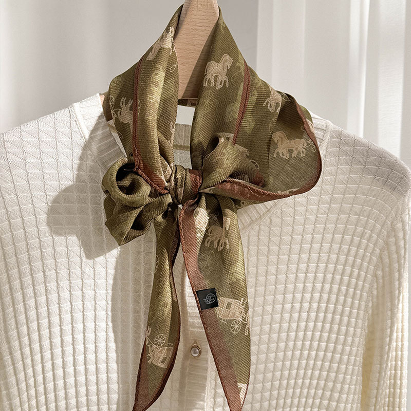 Шал от коприна и вълна в смес, тъкане Warp-knitting, ъглов дизайн, пролет 2025