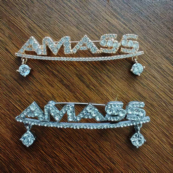 Broșă din aliaj, Hima – unisex, în formă de litere, cu finisaj diamantat