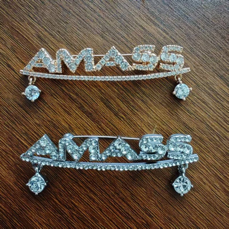 Broșă din aliaj, Hima – unisex, în formă de litere, cu finisaj diamantat