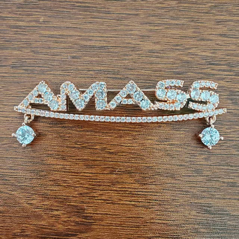 Broșă din aliaj, Hima – unisex, în formă de litere, cu finisaj diamantat