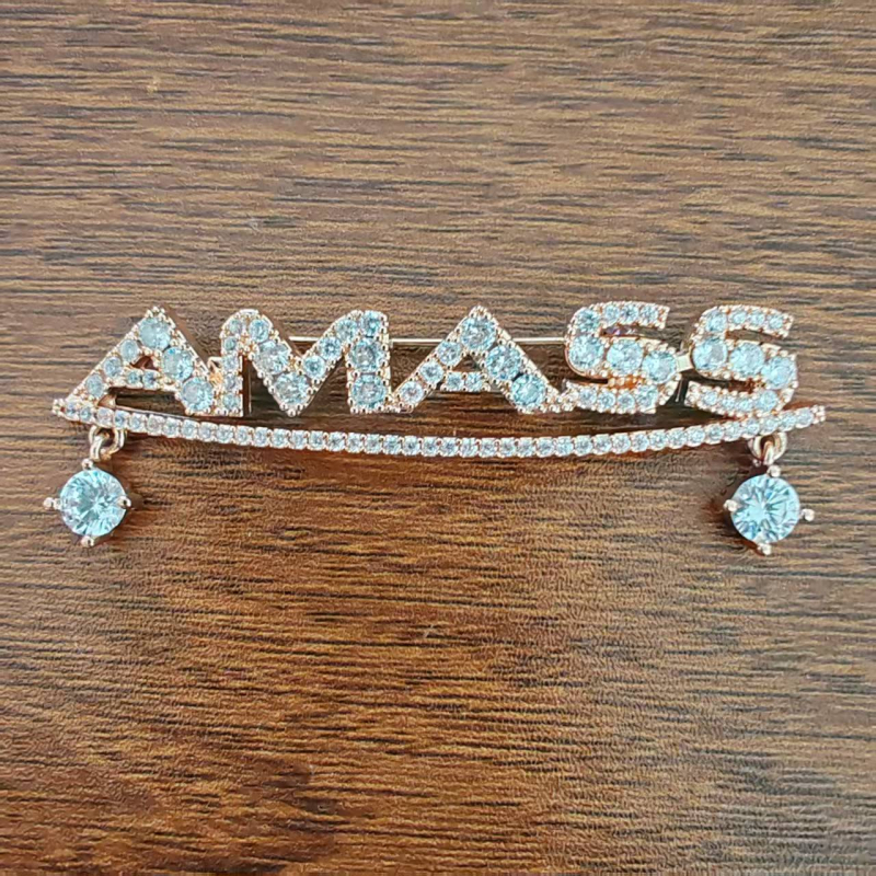 Broșă din aliaj, Hima – unisex, în formă de litere, cu finisaj diamantat