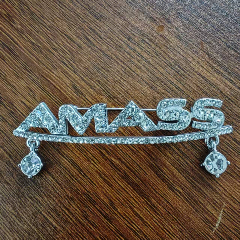 Broșă din aliaj, Hima – unisex, în formă de litere, cu finisaj diamantat