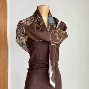 Șal triunghi feminin – 100% poliester, țesătură simplă, imprimeu, toamnă 2025, accesoriu versatil și elegant