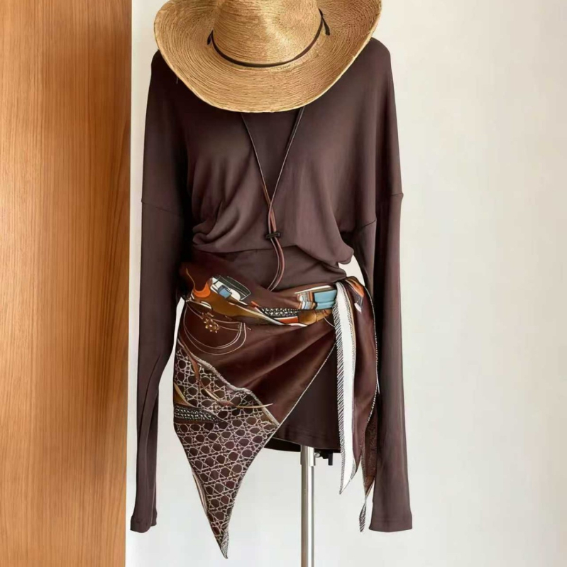 Șal triunghi feminin – 100% poliester, țesătură simplă, imprimeu, toamnă 2025, accesoriu versatil și elegant