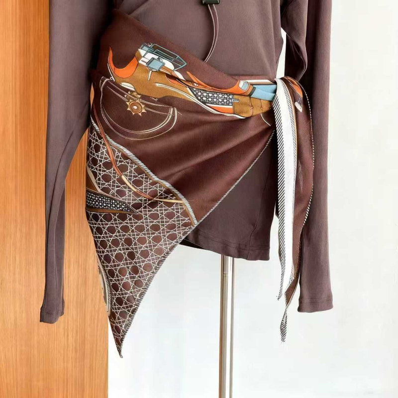 Șal triunghi feminin – 100% poliester, țesătură simplă, imprimeu, toamnă 2025, accesoriu versatil și elegant