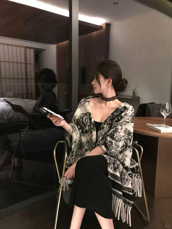 Șal din cașmir artificial, stil retro, lungime medie, model graffiti, țesătură Warp Knit, cald (Material: Cașmir artificial; Stil: Retro, Mediu; Model: Graffiti; Țesătură: Warp Knit; Funcție: Cald)