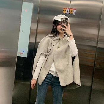 Palto de damă din lână-poliester, croială liberă, fără mâneci, grosime medie, lungime standard 50–65 cm, închidere frontală cu două nasturi