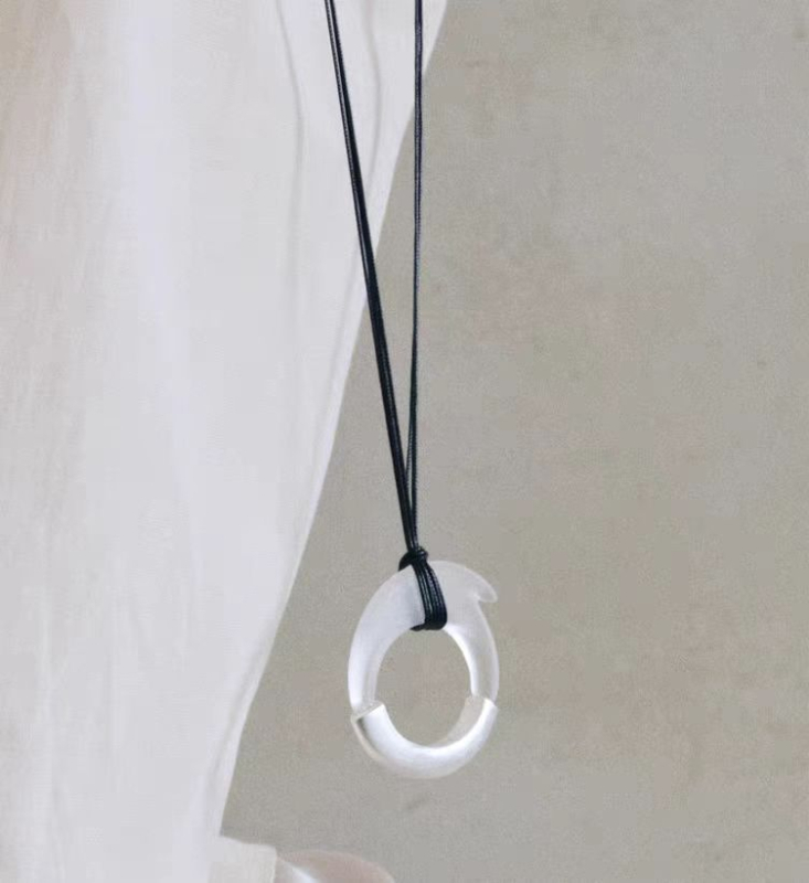 Colier geometric cu finisaj din alamă electroplacată, rășină mată și pandantiv din santal; lanț din sfoară de ceară; lungime reglabilă; stil casual pentru femei