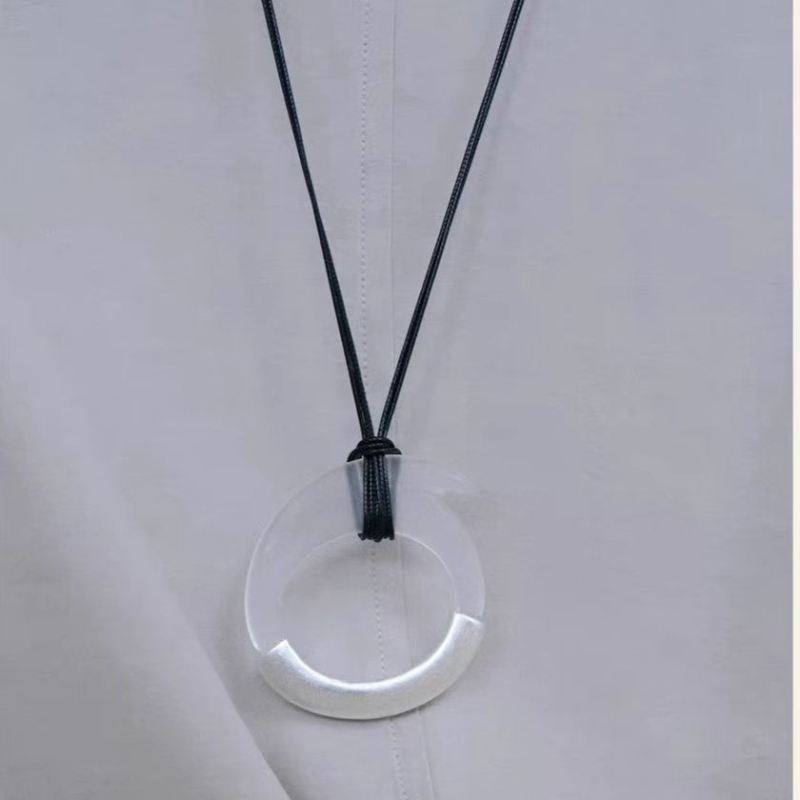 Colier geometric cu finisaj din alamă electroplacată, rășină mată și pandantiv din santal; lanț din sfoară de ceară; lungime reglabilă; stil casual pentru femei