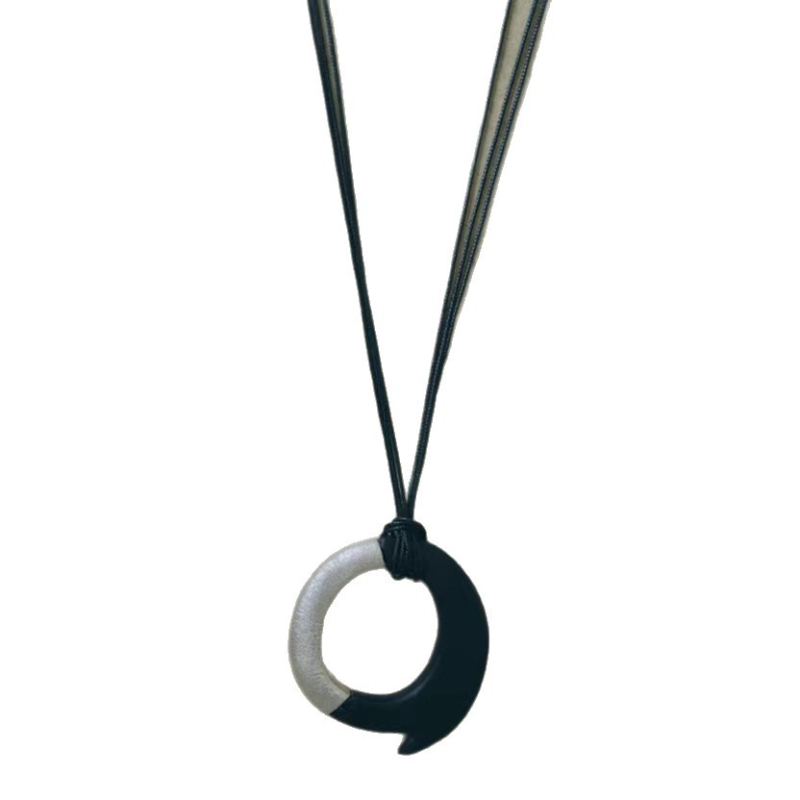 Colier geometric cu finisaj din alamă electroplacată, rășină mată și pandantiv din santal; lanț din sfoară de ceară; lungime reglabilă; stil casual pentru femei