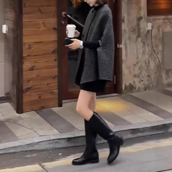 Geacă-pelerină din lână pentru femei, siluetă neregulată, polyester 70–80%, lungime medie 50–65 cm, guler rotund