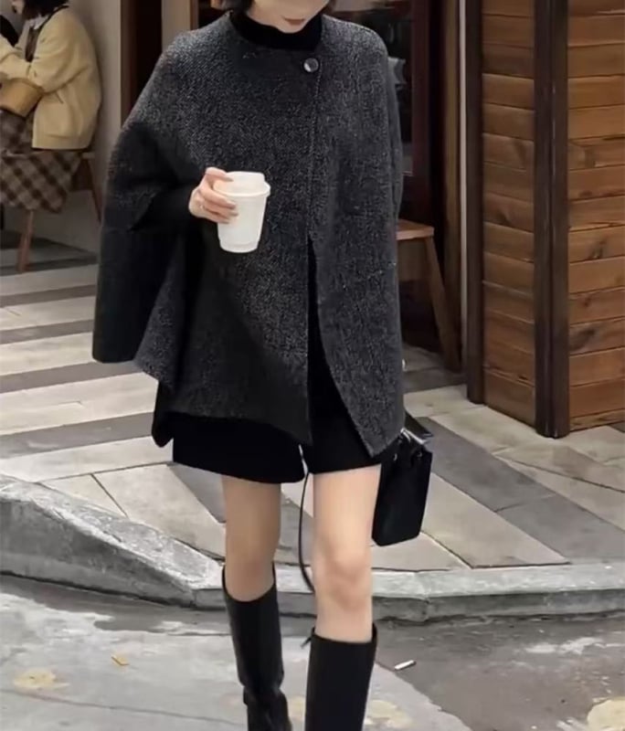 Geacă-pelerină din lână pentru femei, siluetă neregulată, polyester 70–80%, lungime medie 50–65 cm, guler rotund