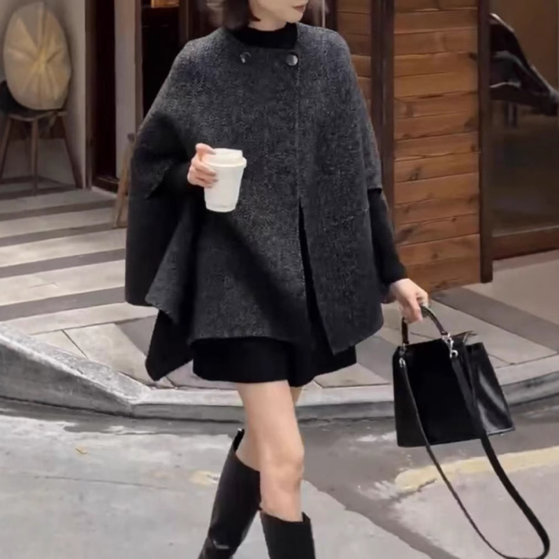 Geacă-pelerină din lână pentru femei, siluetă neregulată, polyester 70–80%, lungime medie 50–65 cm, guler rotund