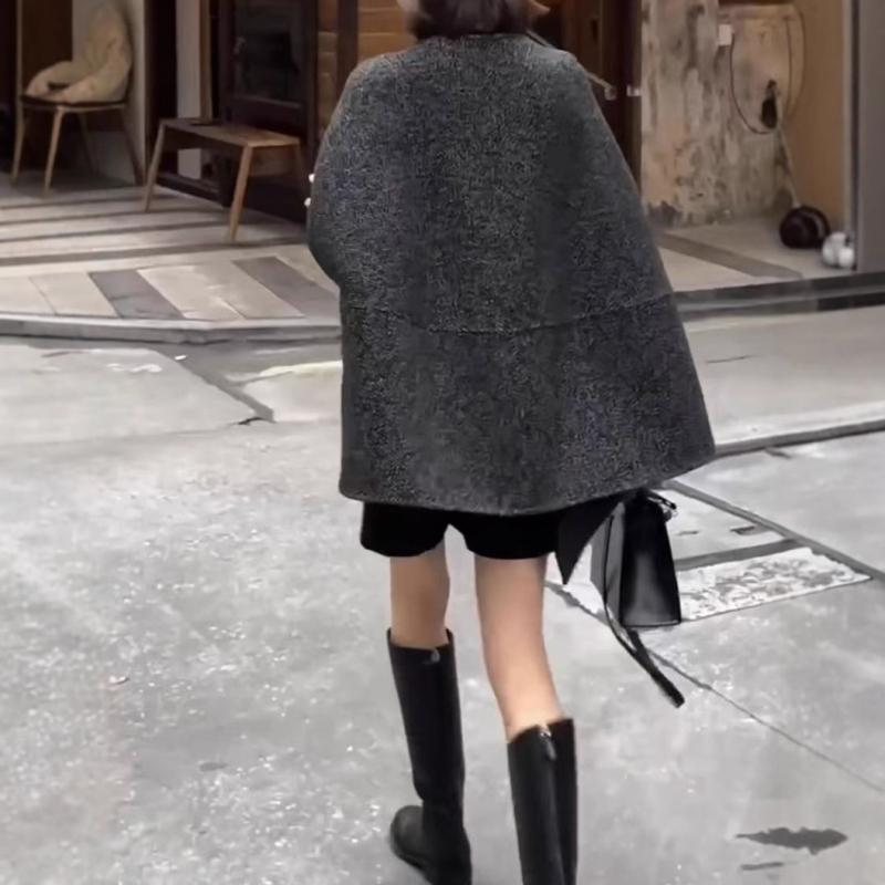 Geacă-pelerină din lână pentru femei, siluetă neregulată, polyester 70–80%, lungime medie 50–65 cm, guler rotund