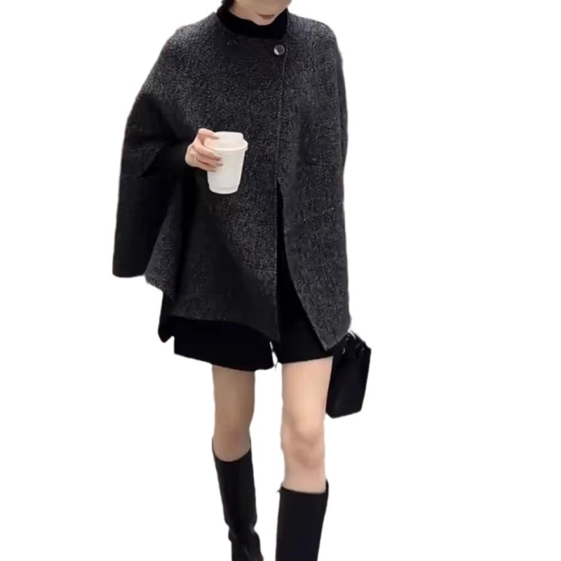 Geacă-pelerină din lână pentru femei, siluetă neregulată, polyester 70–80%, lungime medie 50–65 cm, guler rotund