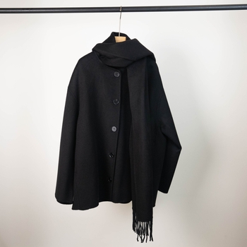 Ženski vuneni kaput — udoban slobodan kroj, ovratnik sa šalicom, srednja duljina, 95% vuna, jednostruko kopčanje na gumbe