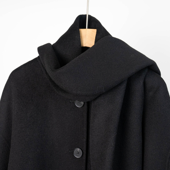 Ženski vuneni kaput — udoban slobodan kroj, ovratnik sa šalicom, srednja duljina, 95% vuna, jednostruko kopčanje na gumbe