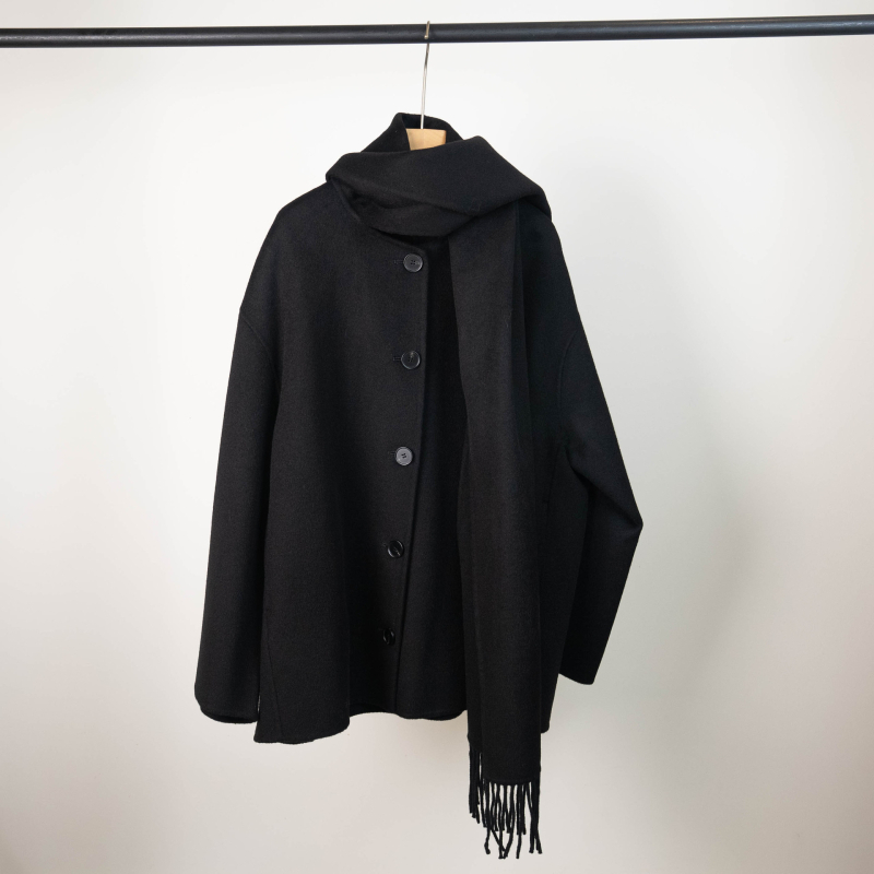 Ženski vuneni kaput — udoban slobodan kroj, ovratnik sa šalicom, srednja duljina, 95% vuna, jednostruko kopčanje na gumbe