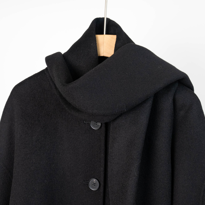 Ženski vuneni kaput — udoban slobodan kroj, ovratnik sa šalicom, srednja duljina, 95% vuna, jednostruko kopčanje na gumbe