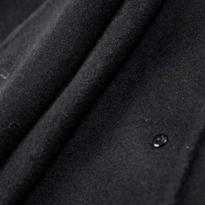 Ženski vuneni kaput — udoban slobodan kroj, ovratnik sa šalicom, srednja duljina, 95% vuna, jednostruko kopčanje na gumbe