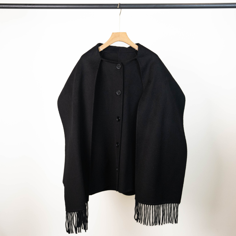 Ženski vuneni kaput — udoban slobodan kroj, ovratnik sa šalicom, srednja duljina, 95% vuna, jednostruko kopčanje na gumbe