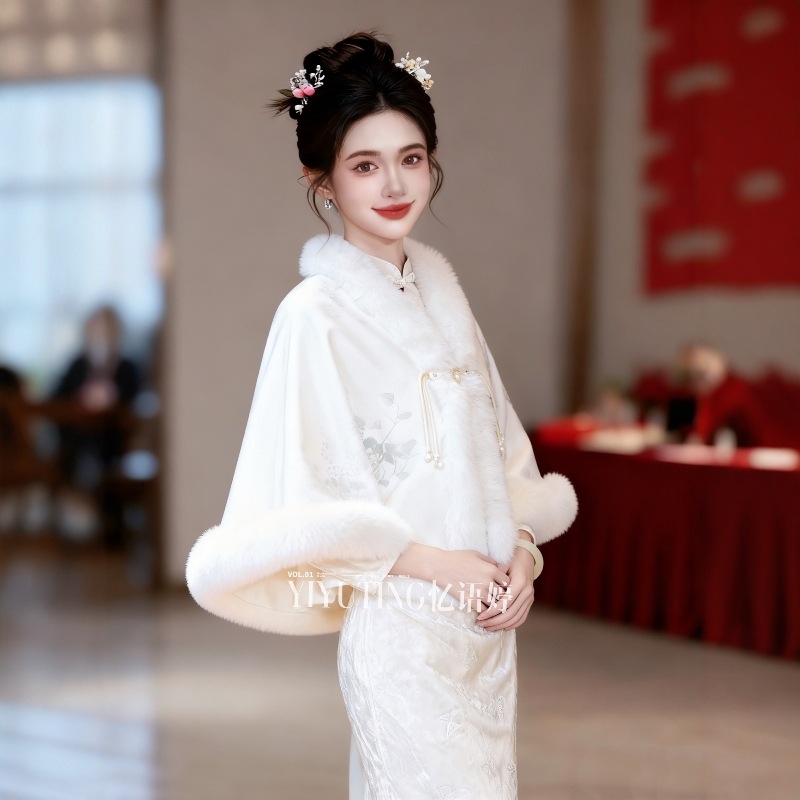 Vjenčani kaput u kineskom stilu za zimu s krznom šalom; materijal: poliester; jednofarban uzorak; ravno pletenje; zima 2025