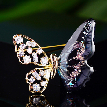 Broš s leptirovim motivom i cirkonima, u leguri s umjetnim dragim kamenima, mogućnost prilagodbe