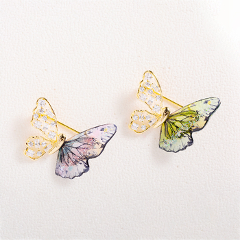 Broš s leptirovim motivom i cirkonima, u leguri s umjetnim dragim kamenima, mogućnost prilagodbe