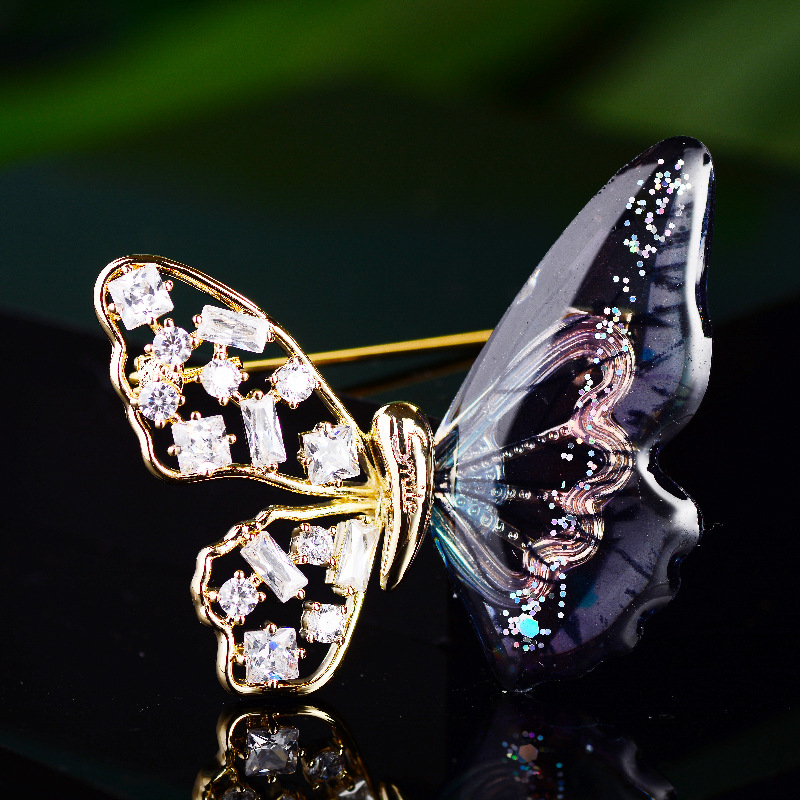 Broš s leptirovim motivom i cirkonima, u leguri s umjetnim dragim kamenima, mogućnost prilagodbe