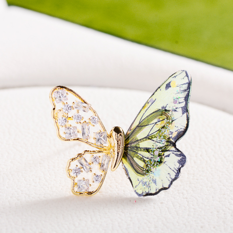 Broš s leptirovim motivom i cirkonima, u leguri s umjetnim dragim kamenima, mogućnost prilagodbe