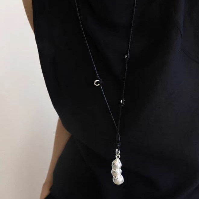 Ogrlica s privjeskom od imitacijskih Swarovski bisera; lanac od mosadnog elektroplatiranog srebra i voskovane užadi; težina 38 g; stil lagani luksuz; za žene